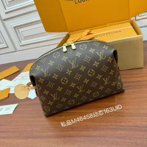 Louis Vuitton Cosmetic Pouch GM in Monogram canvas